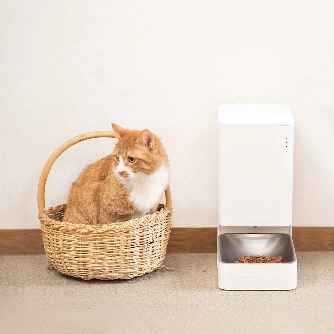 Smart Pet Feeder – automatic feeding, remote control and built-in emergency power supply. Smart Pet Feeder - automatic feeding, remote control and built-in emergency power supply.