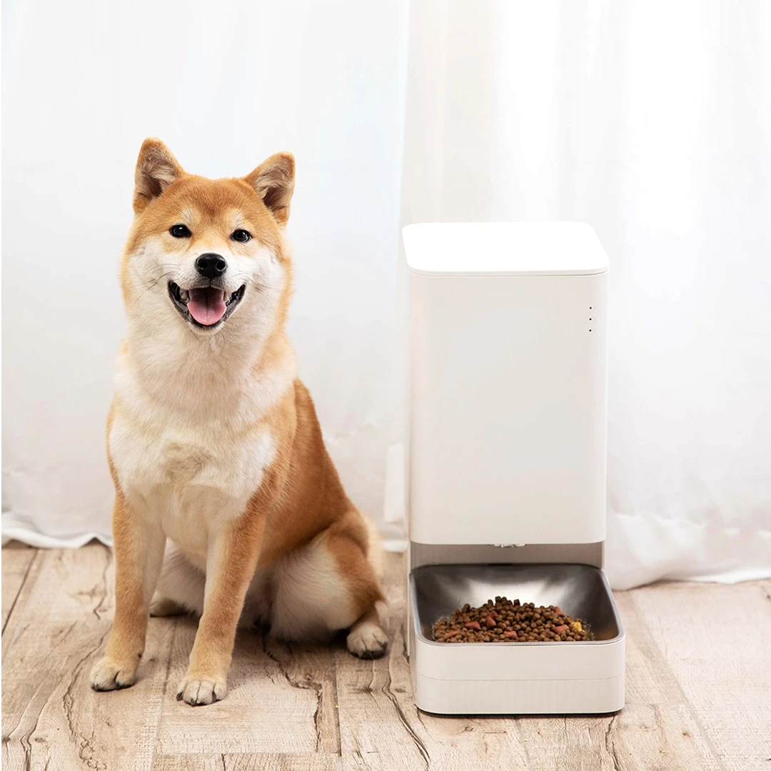 Smart Pet Feeder – automatic feeding, remote control and built-in emergency power supply. Smart Pet Feeder - automatic feeding, remote control and built-in emergency power supply.