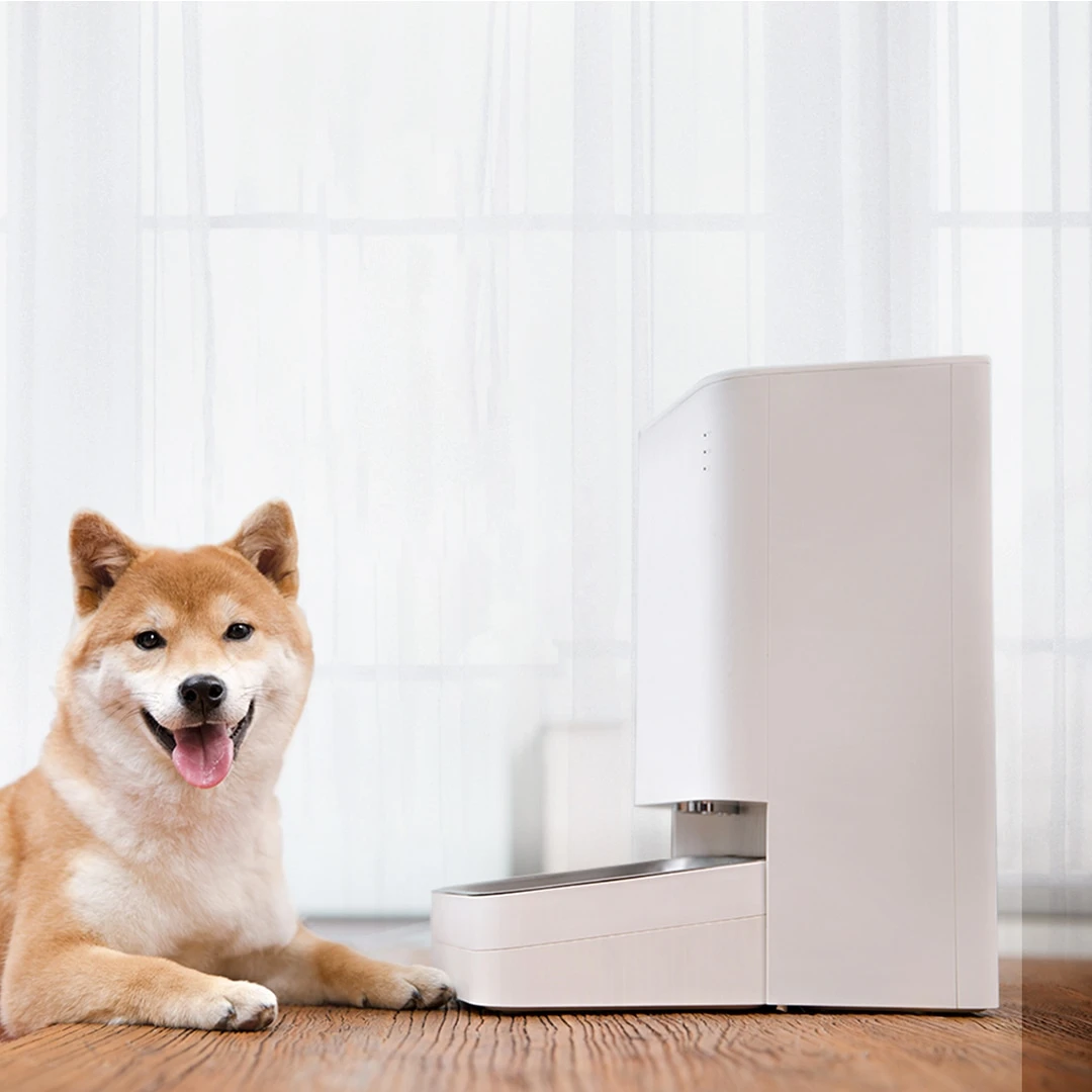 Smart Pet Feeder – automatic feeding, remote control and built-in emergency power supply. Smart Pet Feeder - automatic feeding, remote control and built-in emergency power supply.
