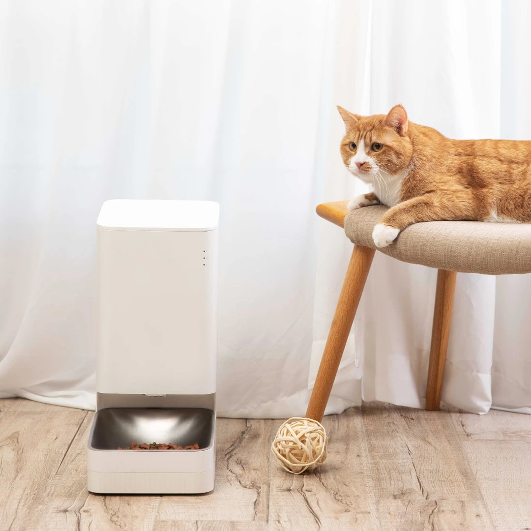 Smart Pet Feeder – automatic feeding, remote control and built-in emergency power supply. Smart Pet Feeder - automatic feeding, remote control and built-in emergency power supply.