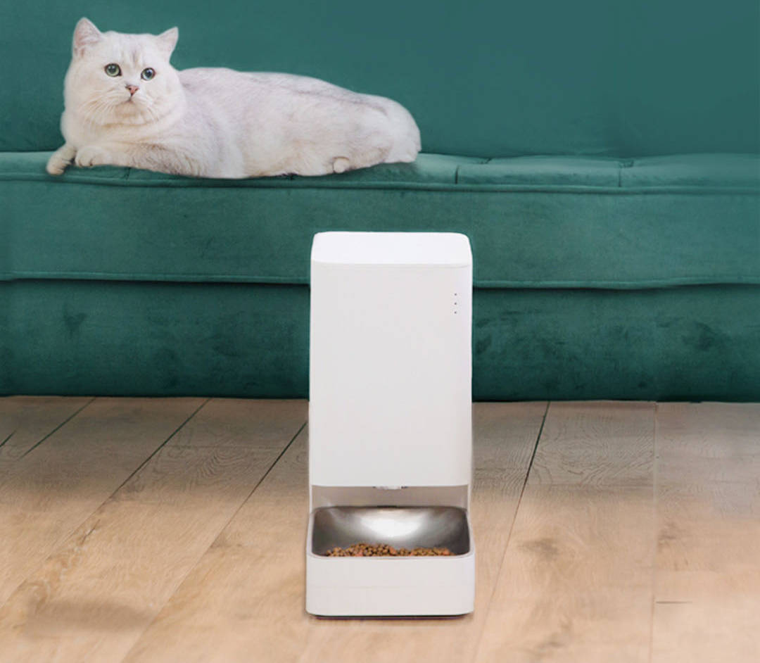 Smart Pet Feeder – automatic feeding, remote control and built-in emergency power supply. Smart Pet Feeder - automatic feeding, remote control and built-in emergency power supply.
